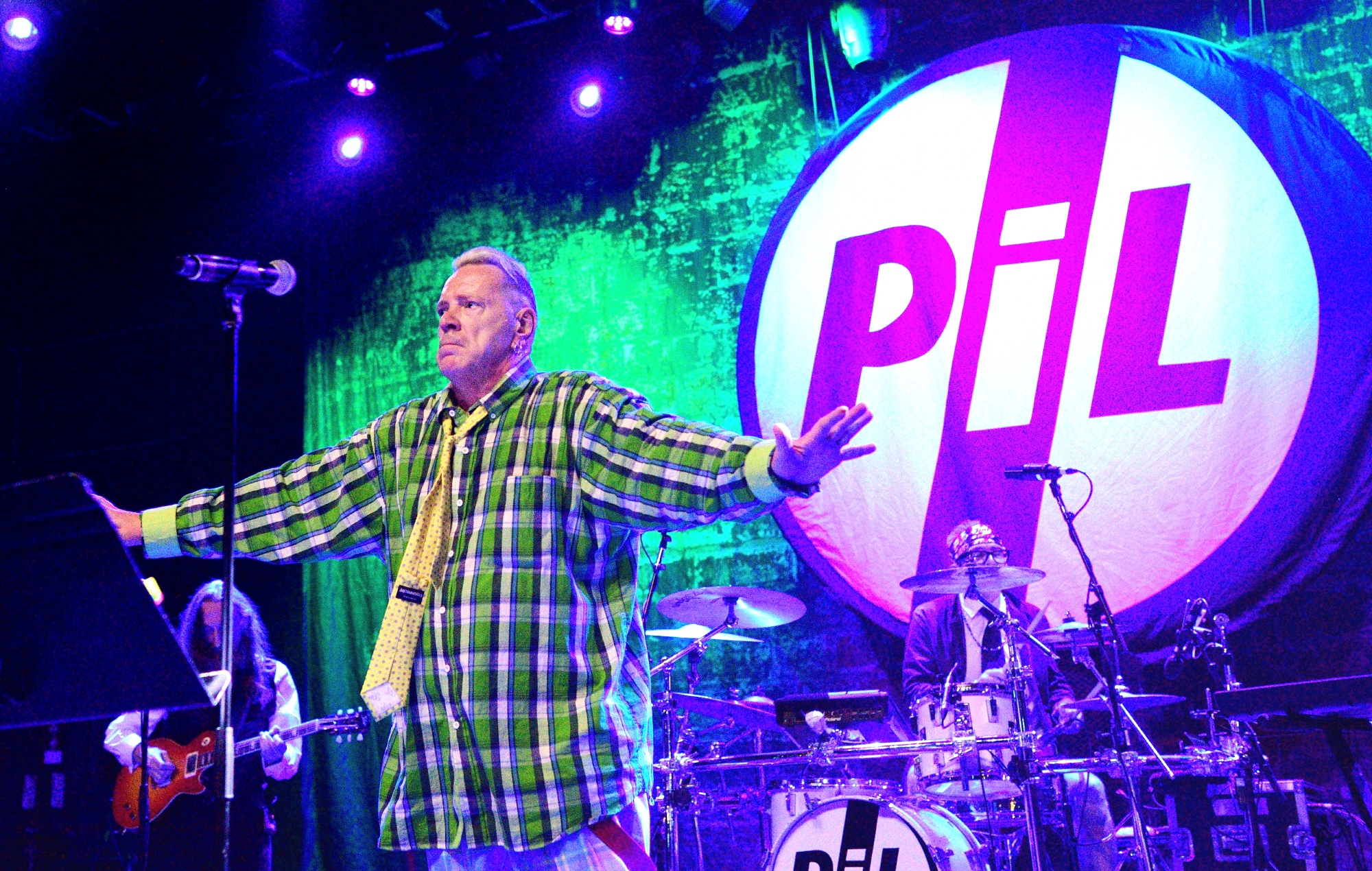 John Lydon jouant en direct sur scène avec Public Image Ltd