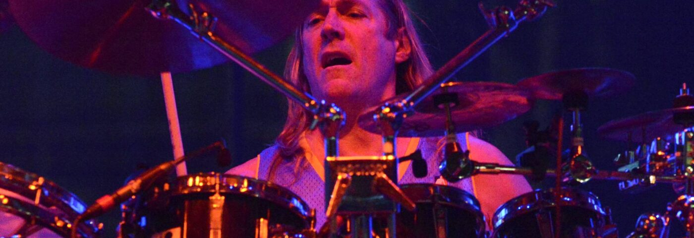 Regardez Danny Carey de l'outil.