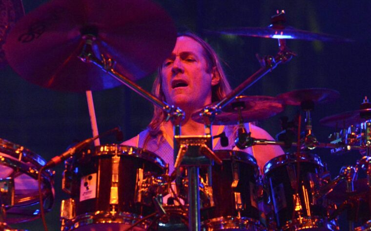 Regardez Danny Carey de l'outil.