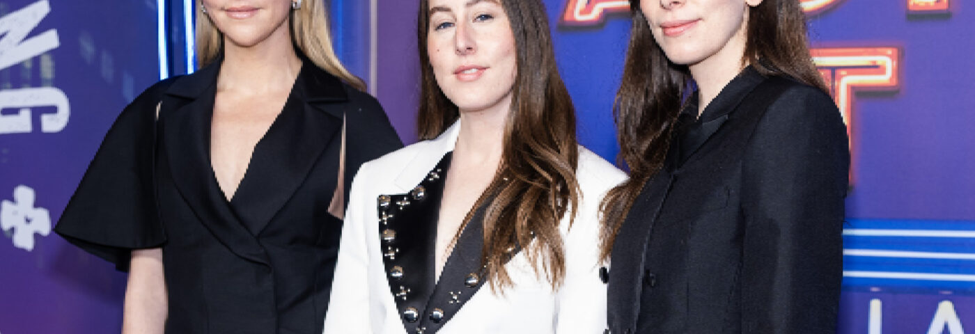 Regardez Haim Cover Fleetwood Mac avec Emma Stone à SNL50 Afterparty Regardez Haim Cover Fleetwood Mac avec Emma Stone à SNL50 Afterparty