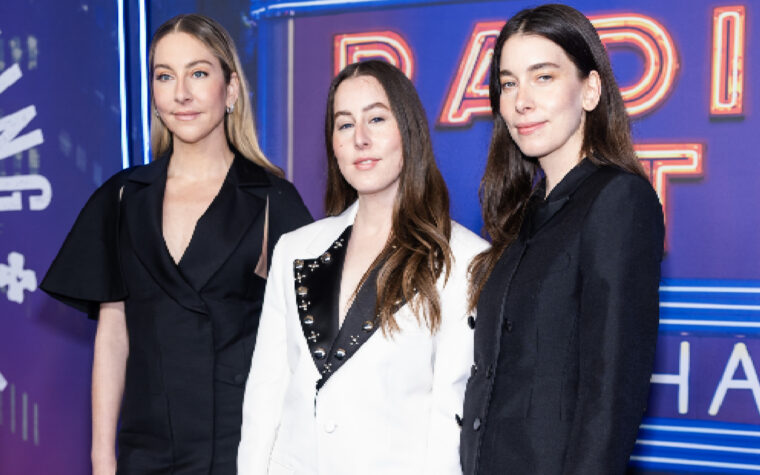 Regardez Haim Cover Fleetwood Mac avec Emma Stone à SNL50 Afterparty
