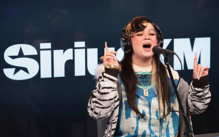 Regardez Lola Young Cover Arctic Monkeys '' Je veux être à toi 'sur Siriusxm