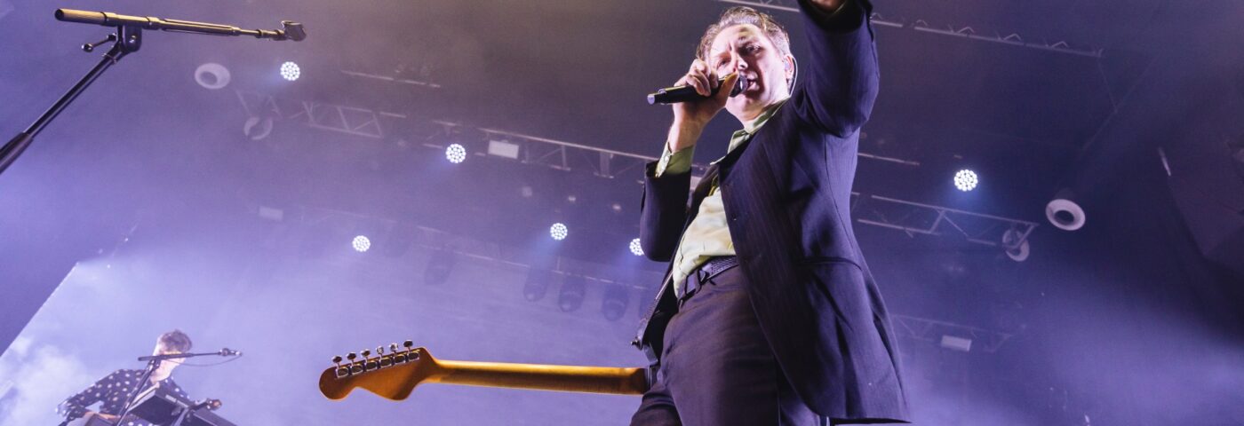 Regardez Master Peace rejoindre Franz Ferdinand pour raper un vers sur «accroché»