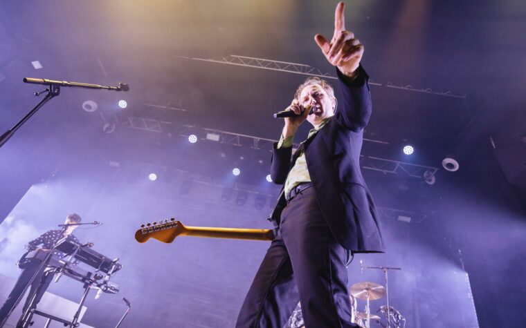 Regardez Master Peace rejoindre Franz Ferdinand pour raper un vers sur «accroché»