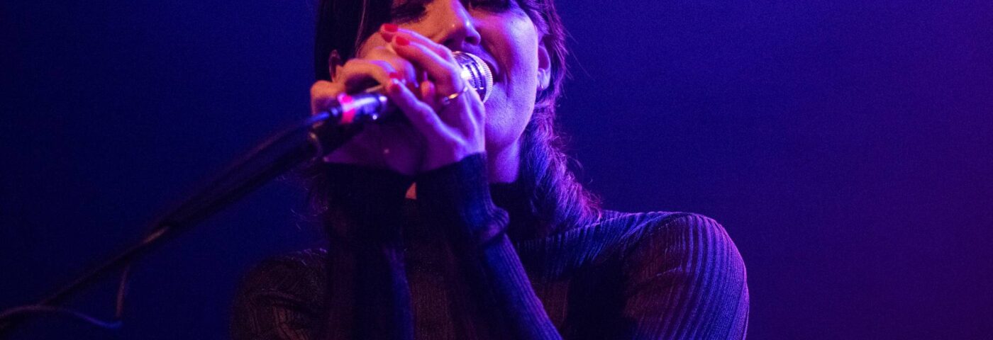 Regardez Sharon Van Etten et la théorie de l'attachement jouent 'Southern Life (à quoi ça doit être)' sur 'Fallon'