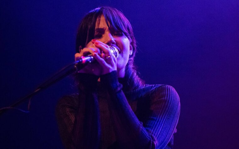 Regardez Sharon Van Etten et la théorie de l'attachement jouent 'Southern Life (à quoi ça doit être)' sur 'Fallon'