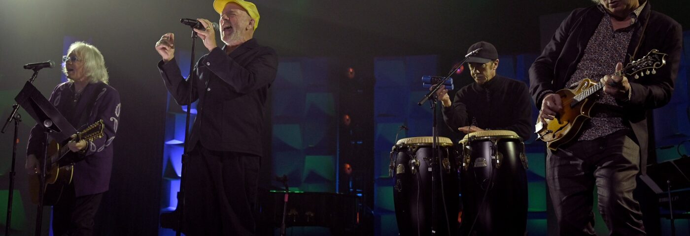 Regardez à nouveau Rem se réunir pour interpréter «  Pretty Persuasion '' lors du concert de la ville natale Regardez à nouveau Rem se réunir pour interpréter «  Pretty Persuasion '' lors du concert de la ville natale