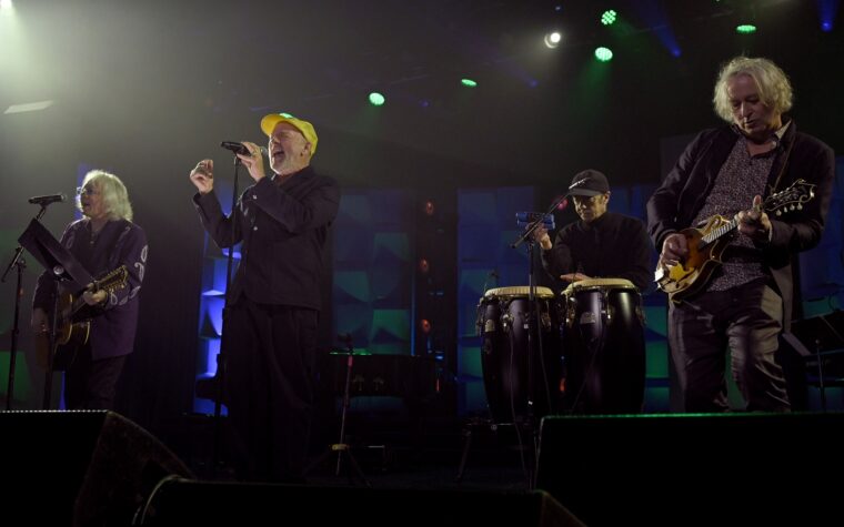 Regardez à nouveau Rem se réunir pour interpréter `` Pretty Persuasion '' lors du concert de la ville natale