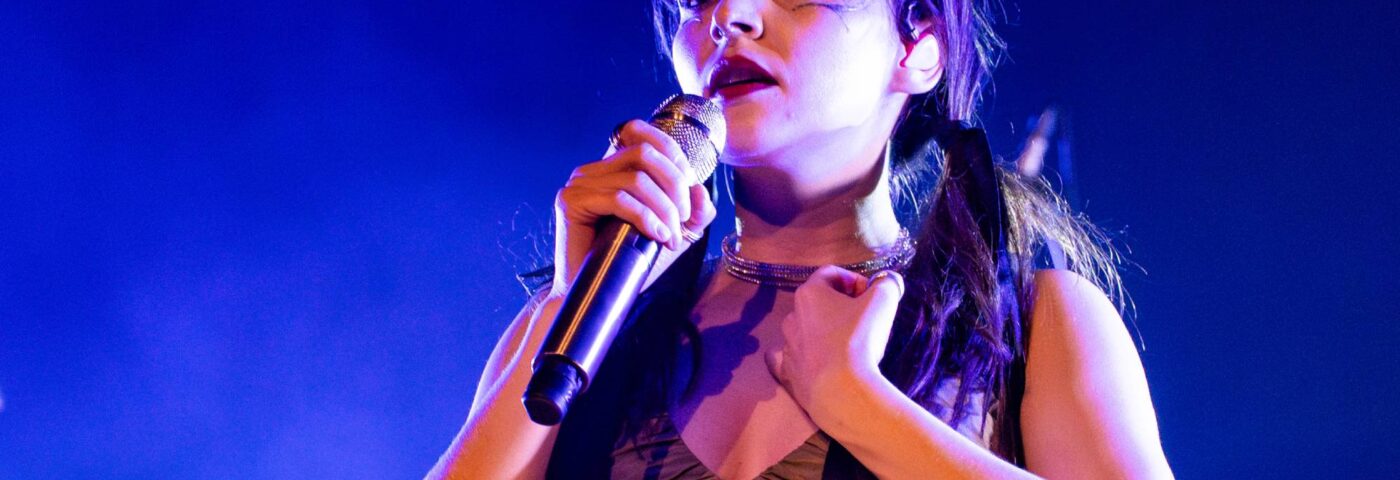 Regardez la tendre couverture tendre de Chvrches de Lauren Mayberry de la «Sypice Sweet Sweet» de la Verve »
