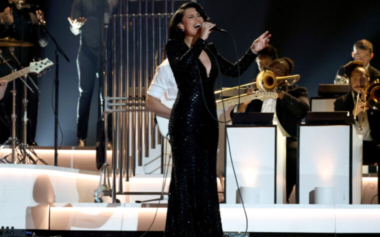 Regardez les performances épiques de Raye `` Winning Tears '' de Raye à 2025 Grammys