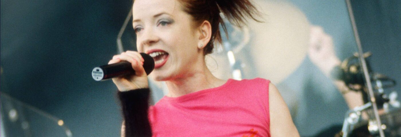 Shirley Manson de Garbage est vendu aux enchères sa robe à pois emblématique du clip «  I Think I'm Paranoid '' pour La Wildfire Relief Shirley Manson de Garbage est vendu aux enchères sa robe à pois emblématique du clip «  I Think I'm Paranoid '' pour La Wildfire Relief