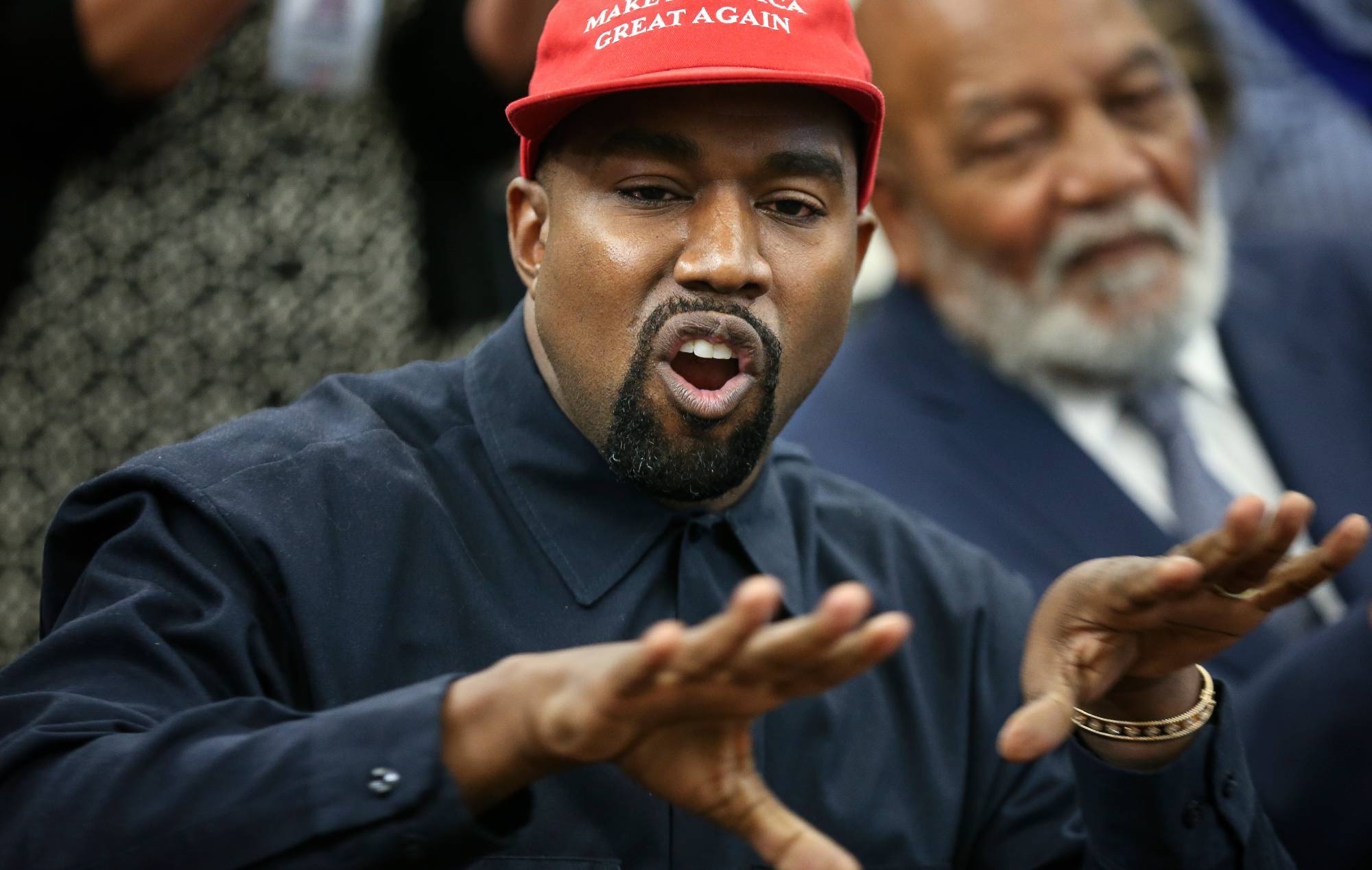 Kanye West parle lors d'une réunion avec le président américain Donald Trump dans le bureau ovale de la Maison Blanche le 11 octobre 2018 à Washington, DC. (Photo d'Oliver Contreras - Pool / Getty Images)
