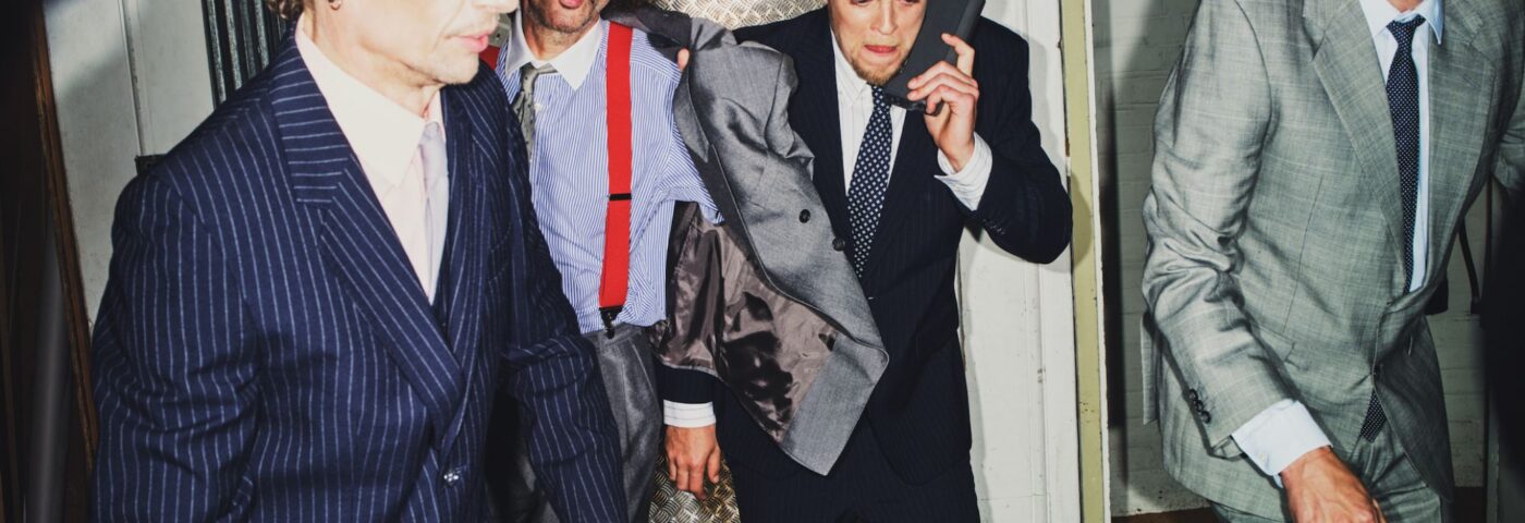 The Darkness explore comment « la vie d'un artiste est exténuante effective » sur le nouveau single résilient «  Walking Through Fire '' The Darkness explore comment « la vie d'un artiste est exténuante effective » sur le nouveau single résilient «  Walking Through Fire ''