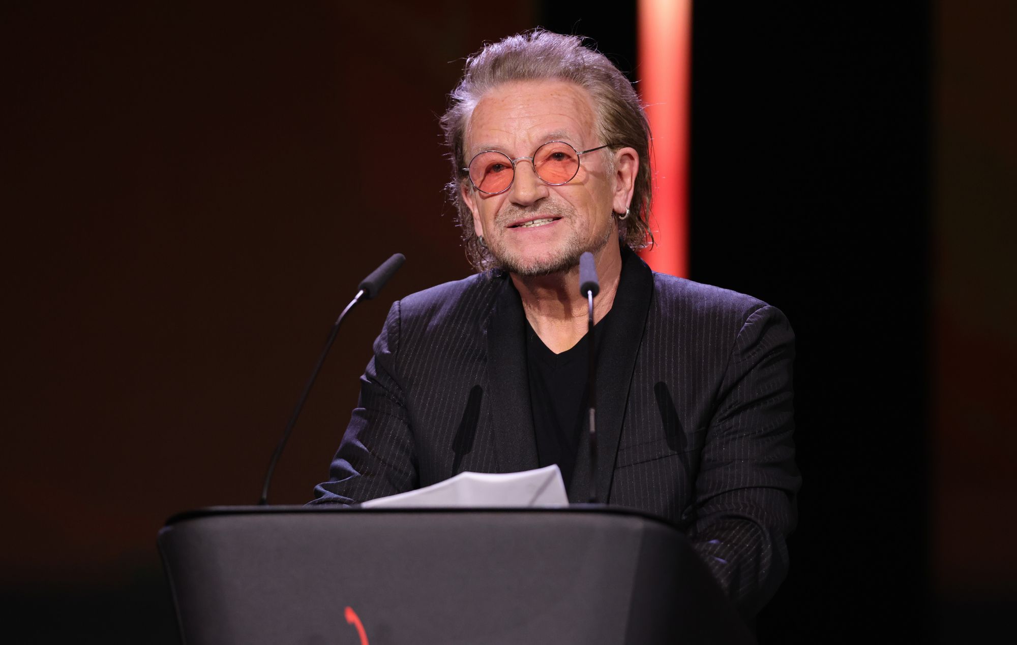 La chanteuse et leader U2 parle sur scène