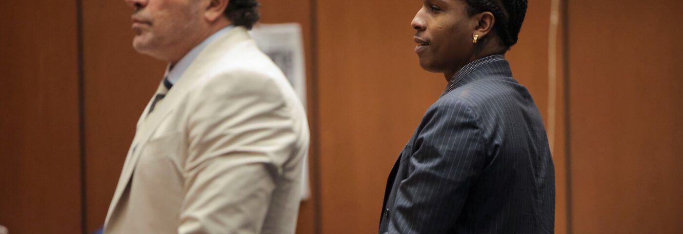 Un $ ap rocheux intègre en plaisantant l'avocat dans un $ AP Mob après un verdict non coupable