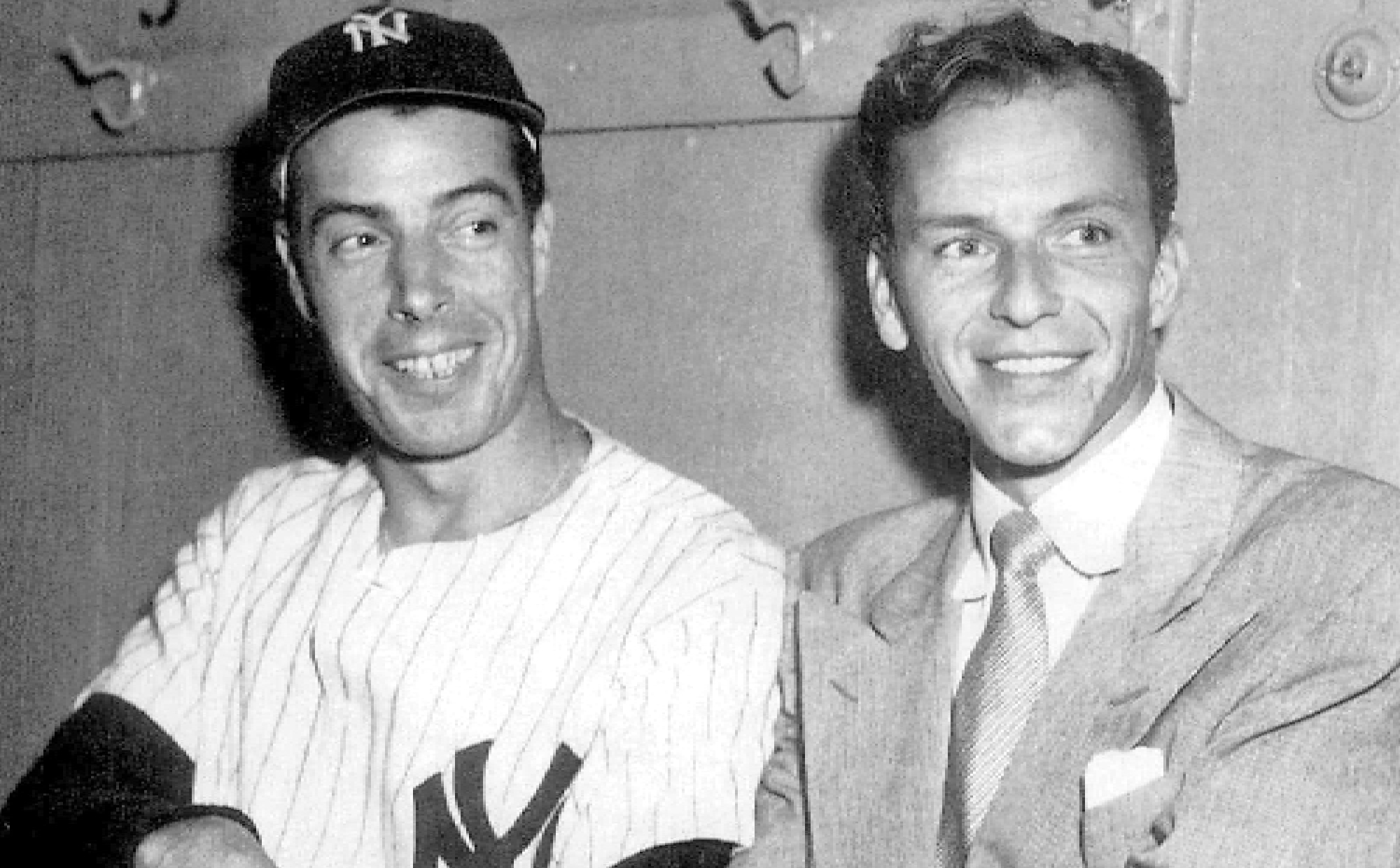 Frank Sinatra au Yankee Stadium en 1949 avec le joueur de baseball Joe DiMaggio. Crédit - NY Daily News Archive via Getty Images