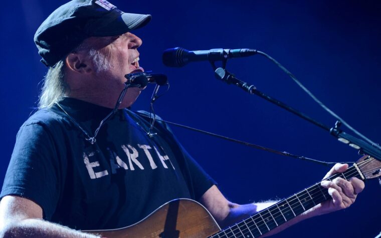 Neil Young pour jouer un concert gratuit en Ukraine