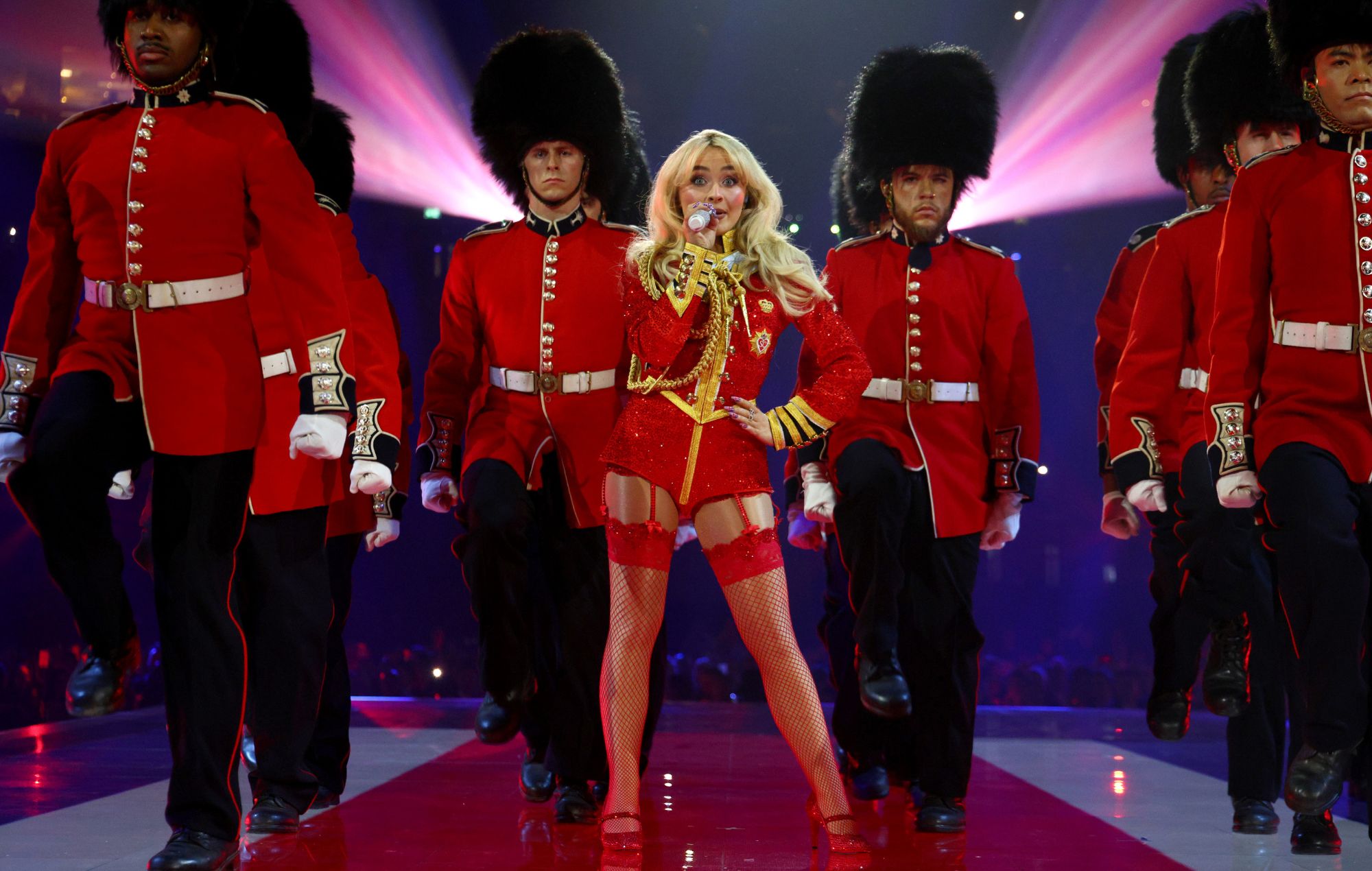 Sabrina Carpenter se produit sur scène pendant les Brit Awards 2025 
