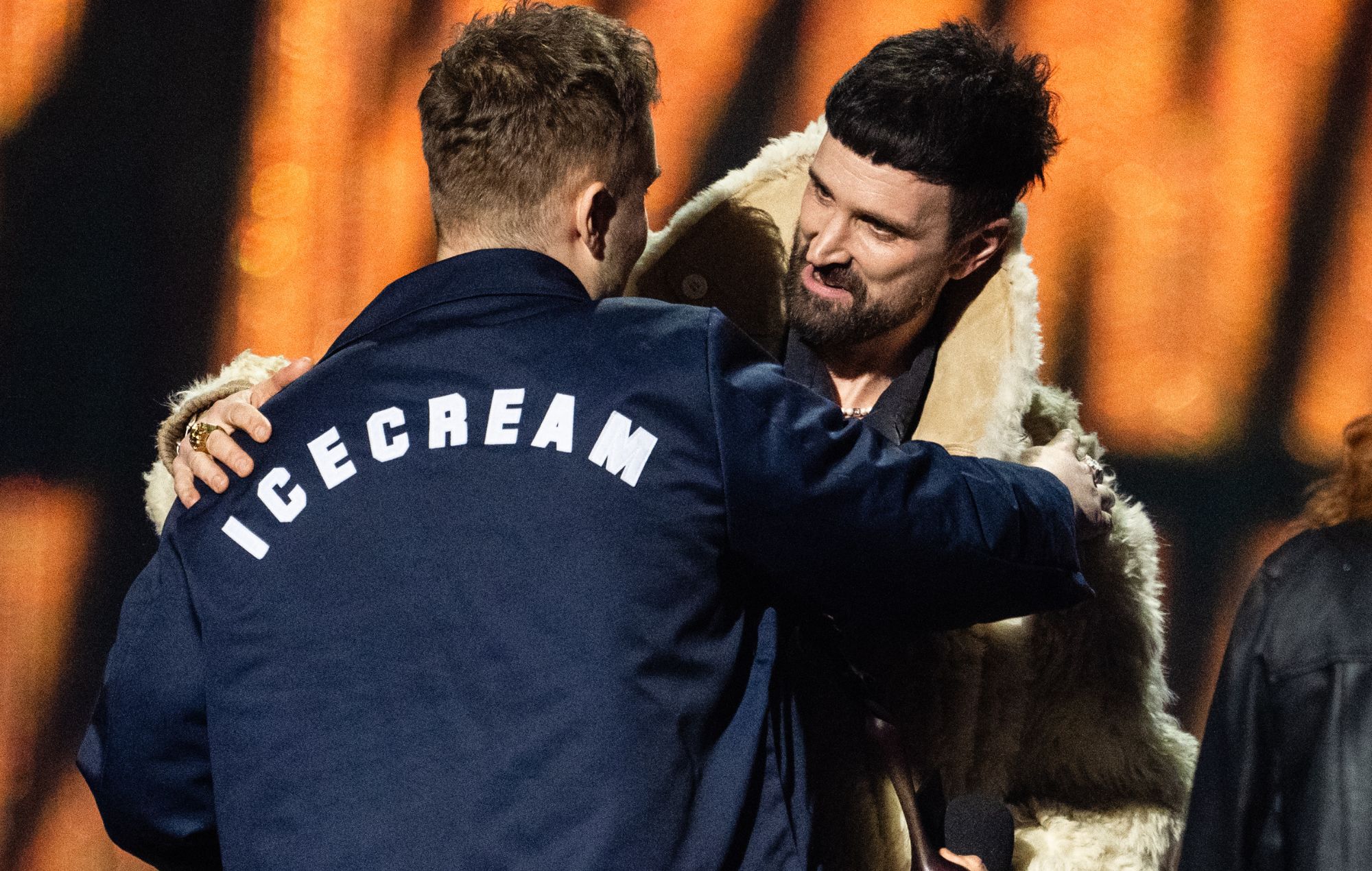 Sergio Pizzorno et Sam Fender chez Brits 2025