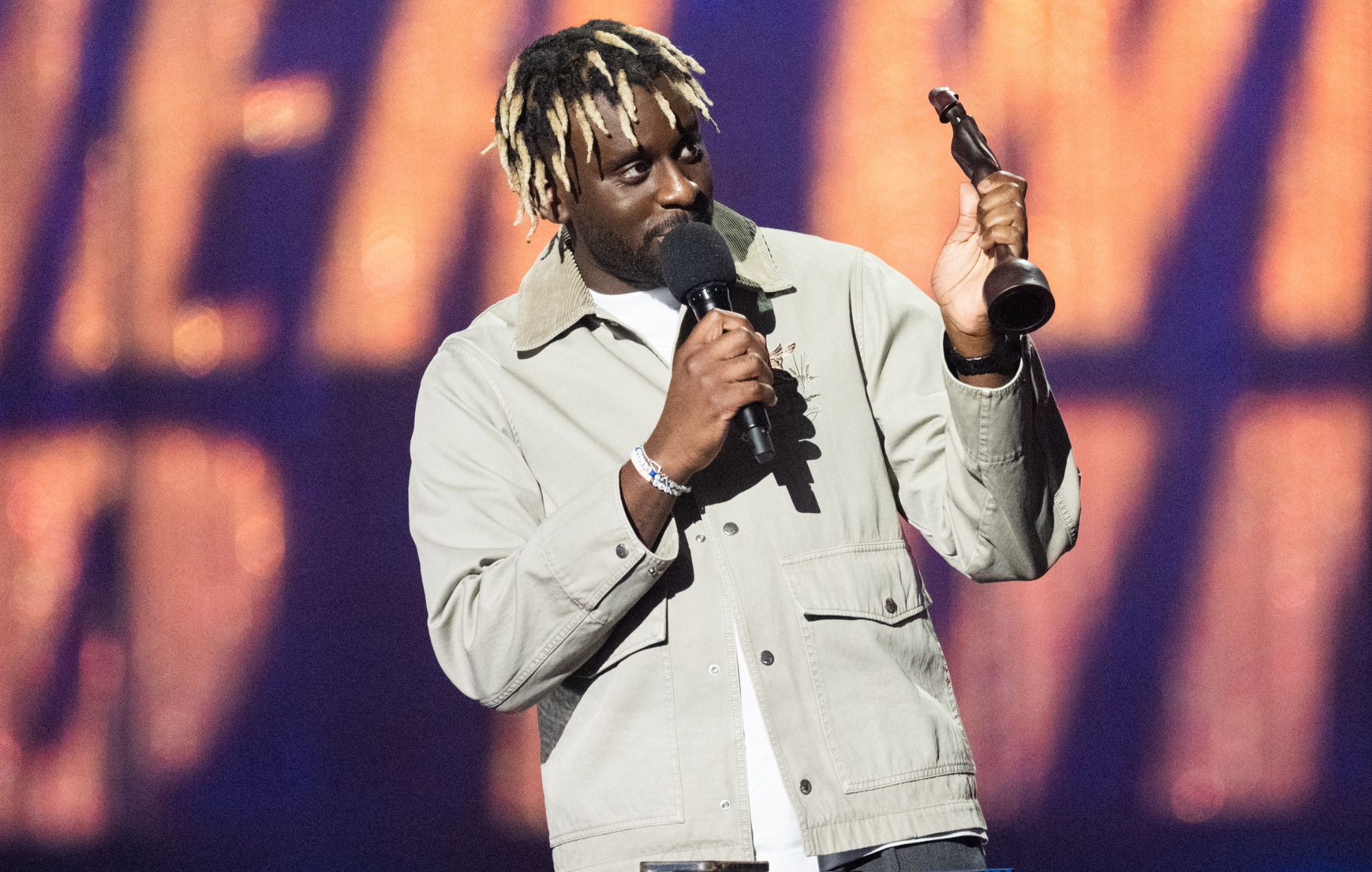 Myles Smith acceptant le Rising Star Award sur scène lors des Brit Awards 2025