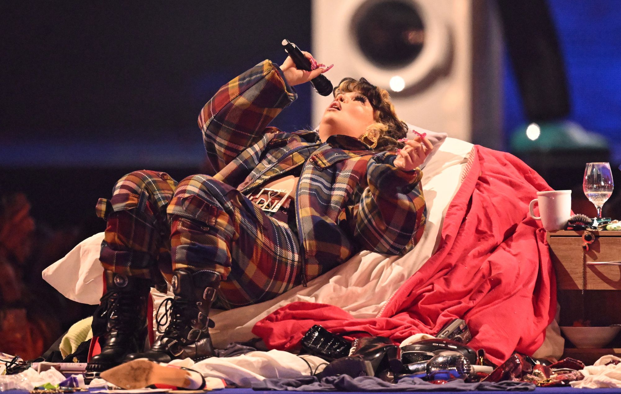 Lola Young se produit sur scène pendant les Brit Awards 2025