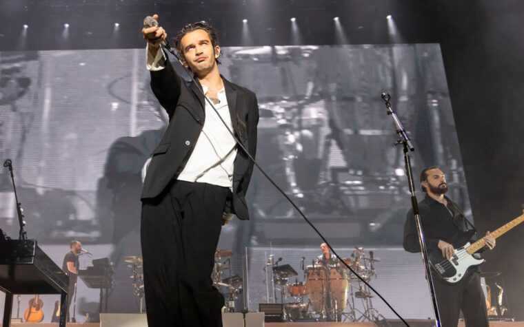 La part de 1975 `` Still ... à leur meilleur album live de Manchester Show de Manchester