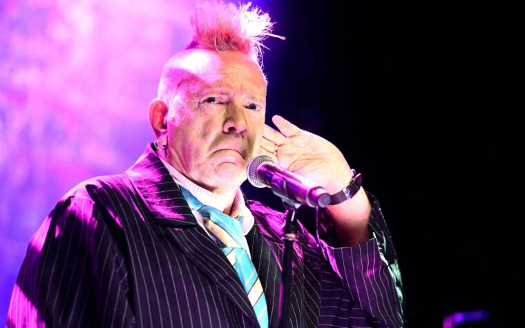 John Lydon dit aux fans qui "s'attendent toujours à" "Ne faites pas attention aux Bollocks: Part 2 ':" Fuck Off, Idiot! "