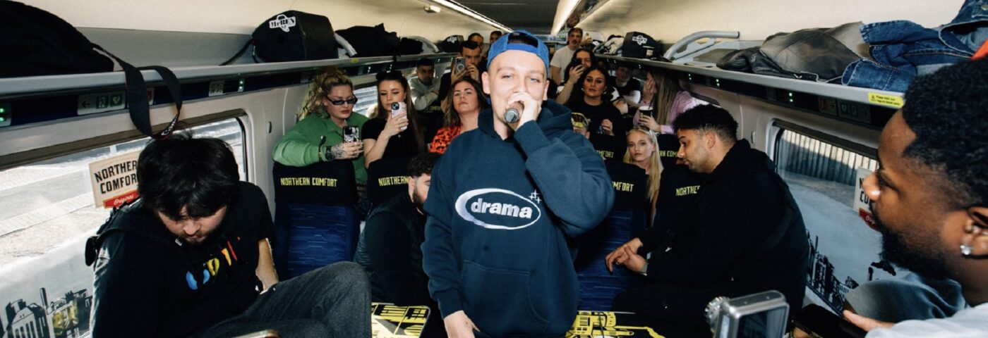 Regardez Aitch jouer surprise « Rave » se déroulant dans le train voyageant dans le nord de l'Angleterre