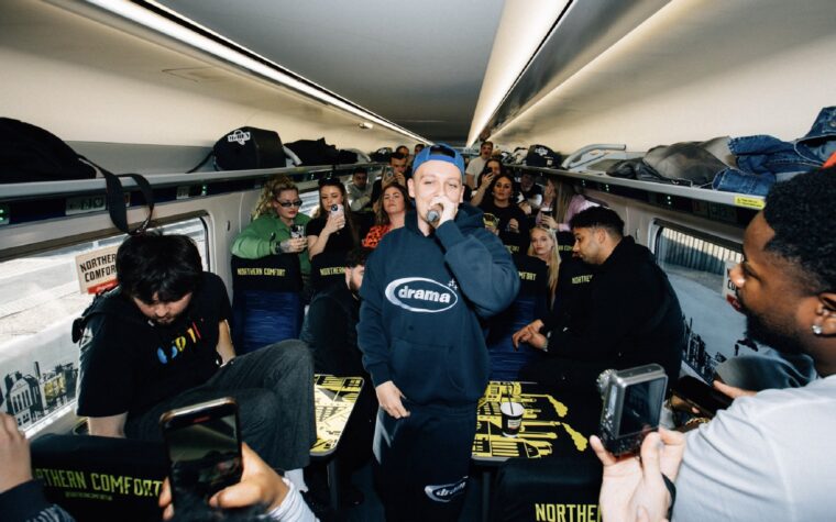 Regardez Aitch jouer surprise "Rave" se déroulant dans le train voyageant dans le nord de l'Angleterre