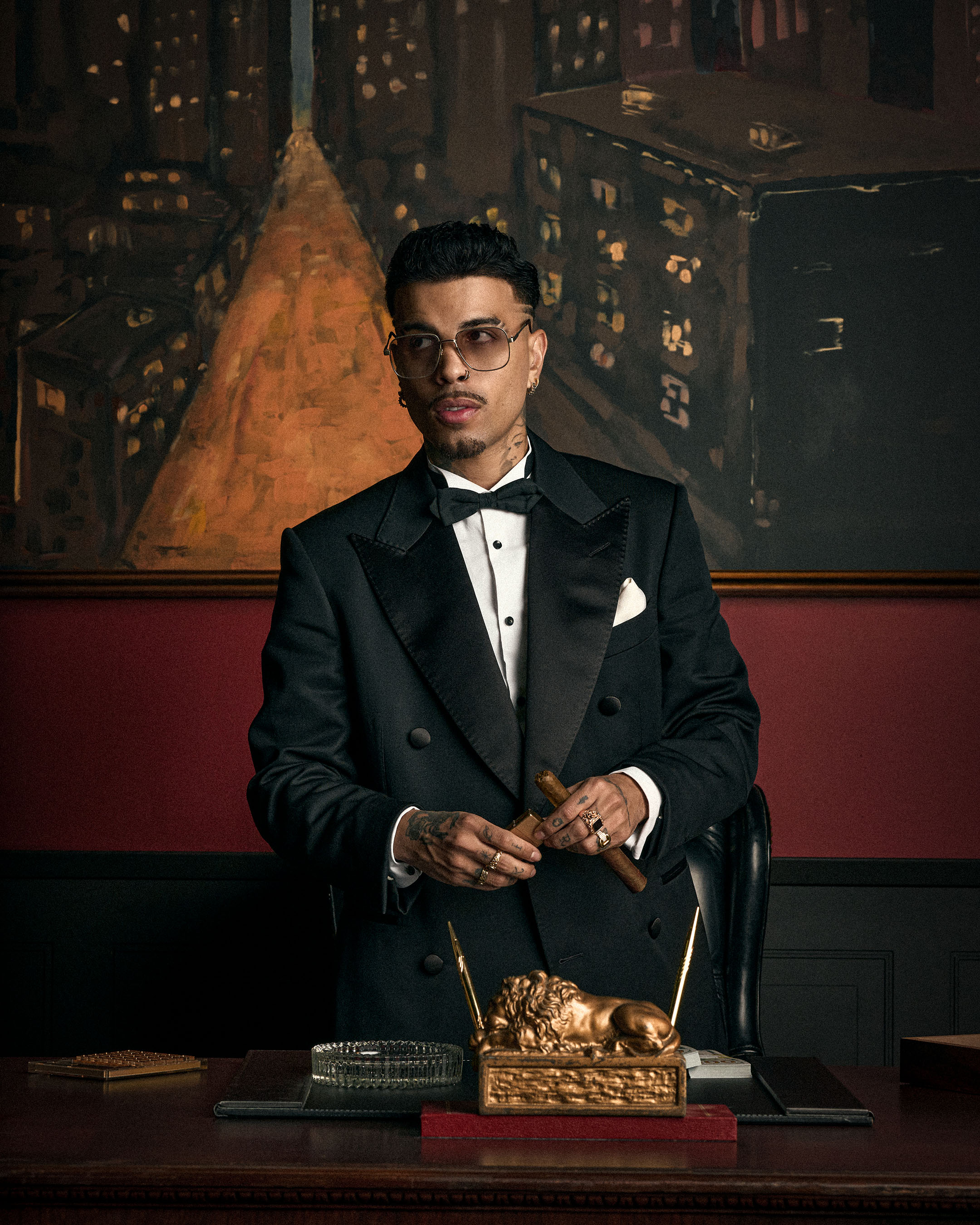 Rauw Alejandro photographié dans un smoking à un bureau, photo par presse