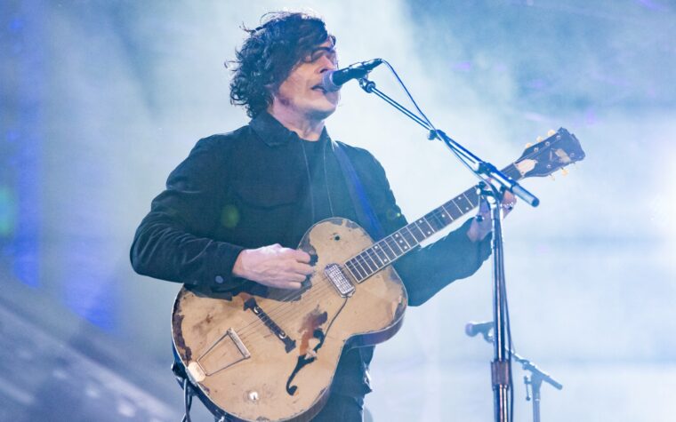 Regardez Jack White changer les paroles en `` Corporation '' pour frapper Donald Trump et Elon Musk