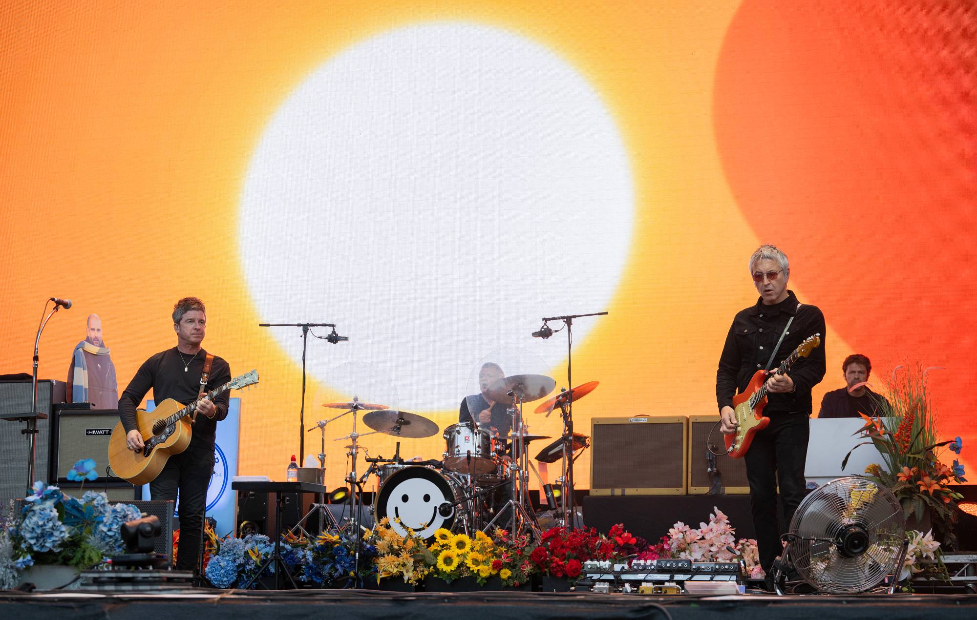 Noel Gallagher et Gem Archer se produisent avec des oiseaux très volants au château de Warwick le 21 juillet 2024 à Warwick, en Angleterre. (Photo de Steve Thorne / Redferns)
