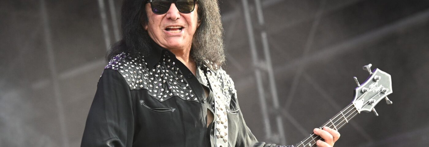 Regardez Gene Simmons livrer un rapport météo plein de références de baiser pour la station de nouvelles de LA