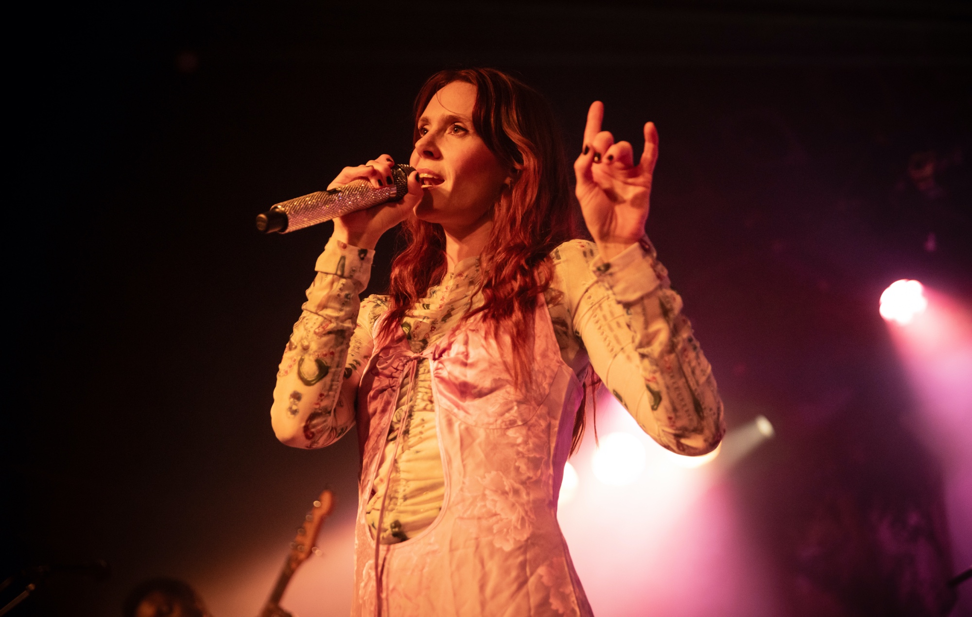Kate Nash jouant en direct sur scène