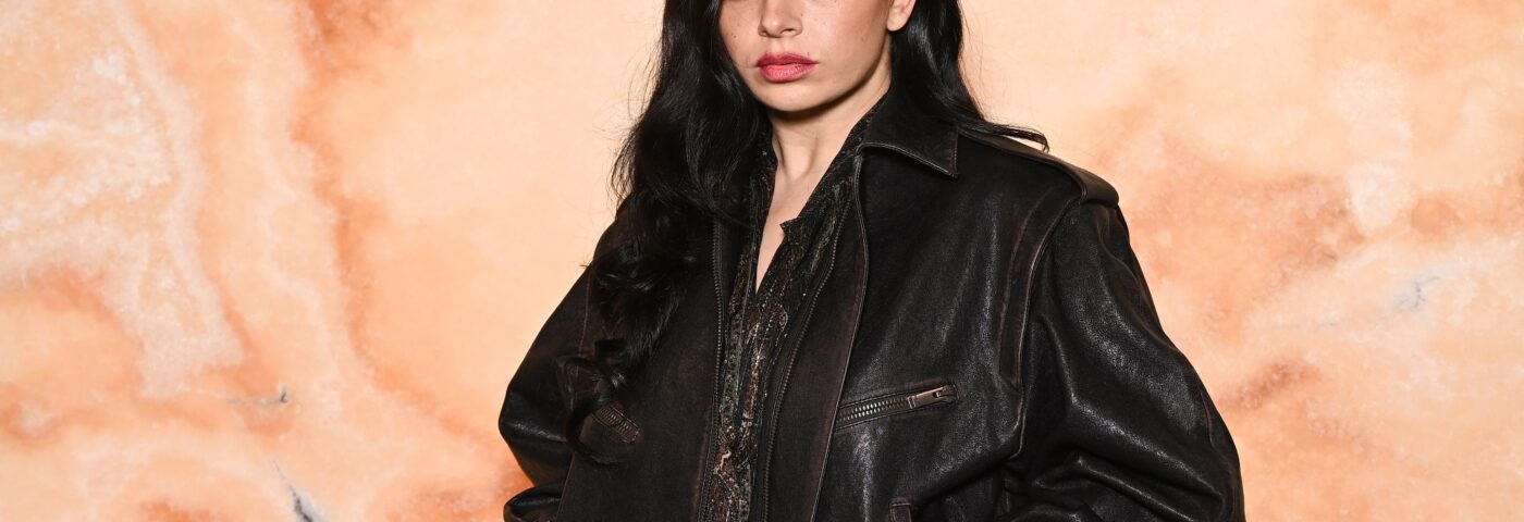 Le film « Mockumentary » de Charli XCX « Film » The Moment « commence à tourner alors que plus d'acteurs se joignent à Cast