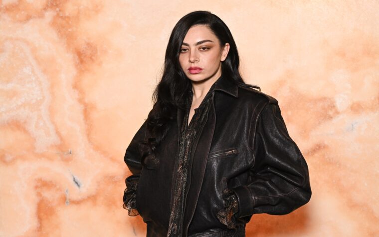 Le film "Mockumentary" de Charli XCX "Film" The Moment "commence à tourner alors que plus d'acteurs se joignent à Cast