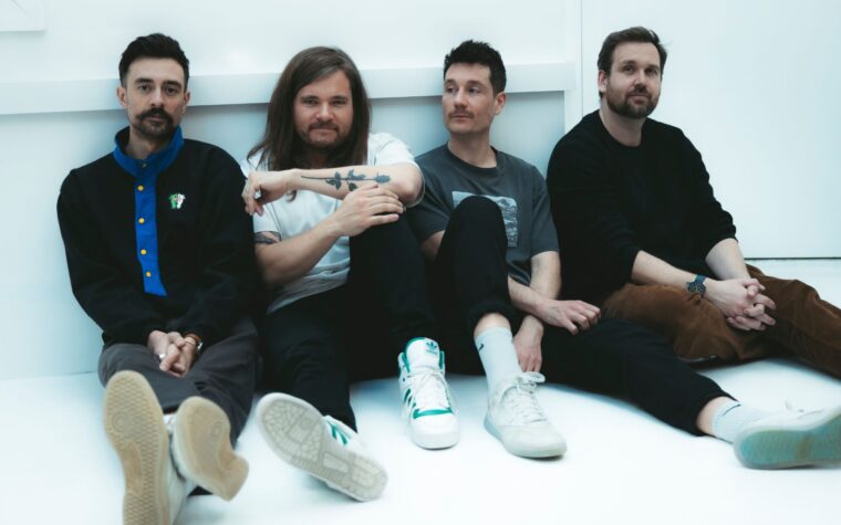 Bastille annonce 2025 de la tournée britannique de tous les côtés - célébrant les «chansons des 15 premières années»