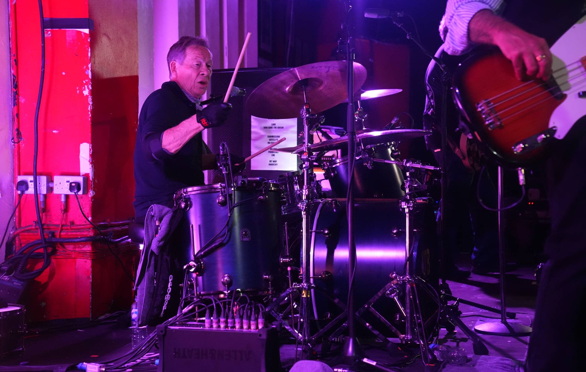 Sex Pistols avec Frank Carter se produisant au 100 Club, Londres (photo de Lucy North / PA Images via Getty Images)