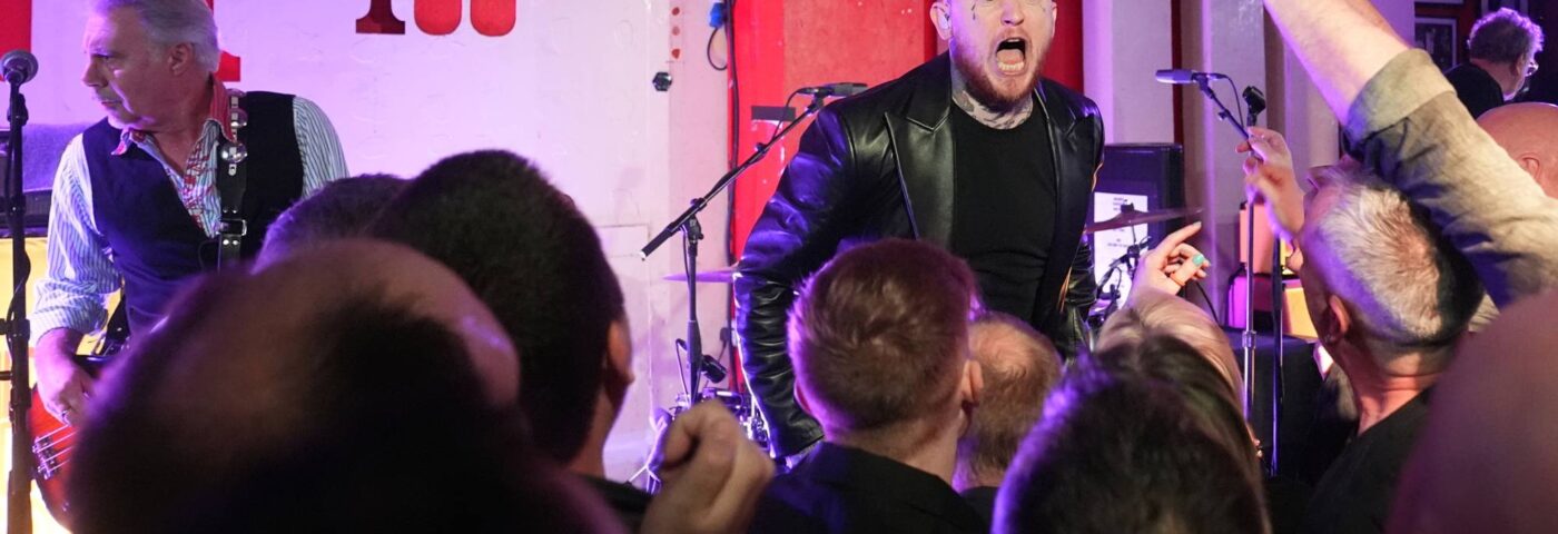 Noel Gallagher et Paul Weller regardent les pistolets sexuels et le spectacle de club «  secret '' de Frank Carter