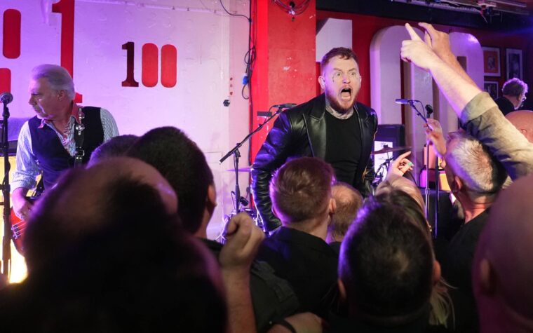 Noel Gallagher et Paul Weller regardent les pistolets sexuels et le spectacle de club `` secret '' de Frank Carter