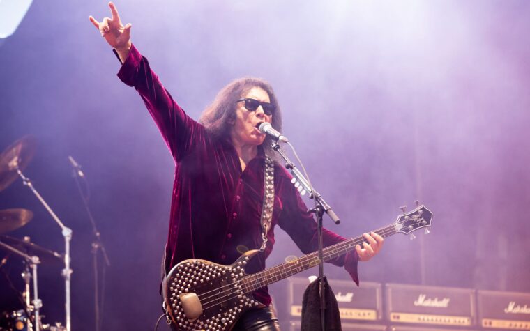 Gene Simmons reporte les dates lors de la prochaine tournée solo, les fans ont assuré que ce n'est pas lié à la santé