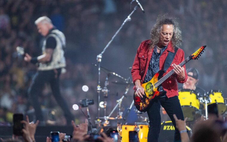Kirk Hammett a 767 nouveaux riffs pour le prochain album de Metallica, dit que leur son pourrait "retourner dans les années 90"