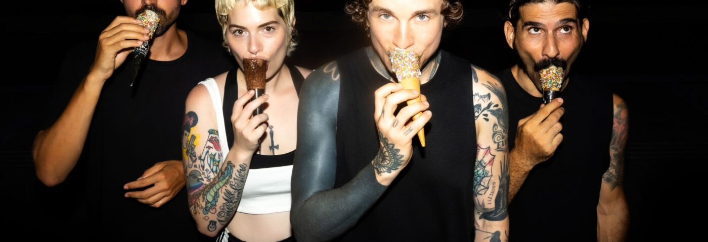 Laura Jane Grace dans les tropes de traumatologie annonce le nouvel album «Adventure Club» avec le single de bassin du capitalisme «Mine Me Mine»