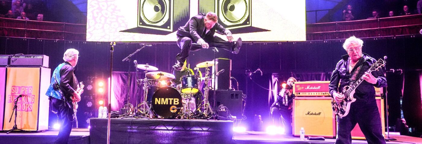 Regardez Sex Pistols avec le spectacle explosif de Frank Carter au Royal Albert Hall de Londres