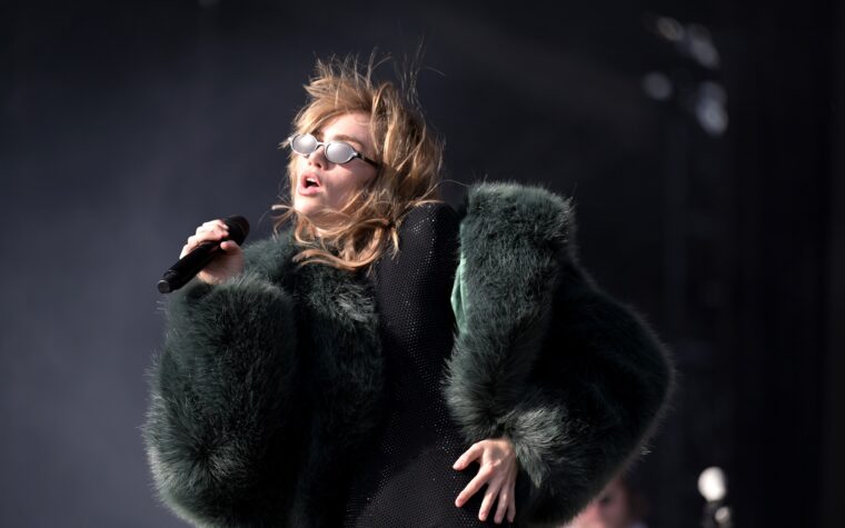 Suki Waterhouse annonce l'été 2025 Royaume-Uni et European Tour