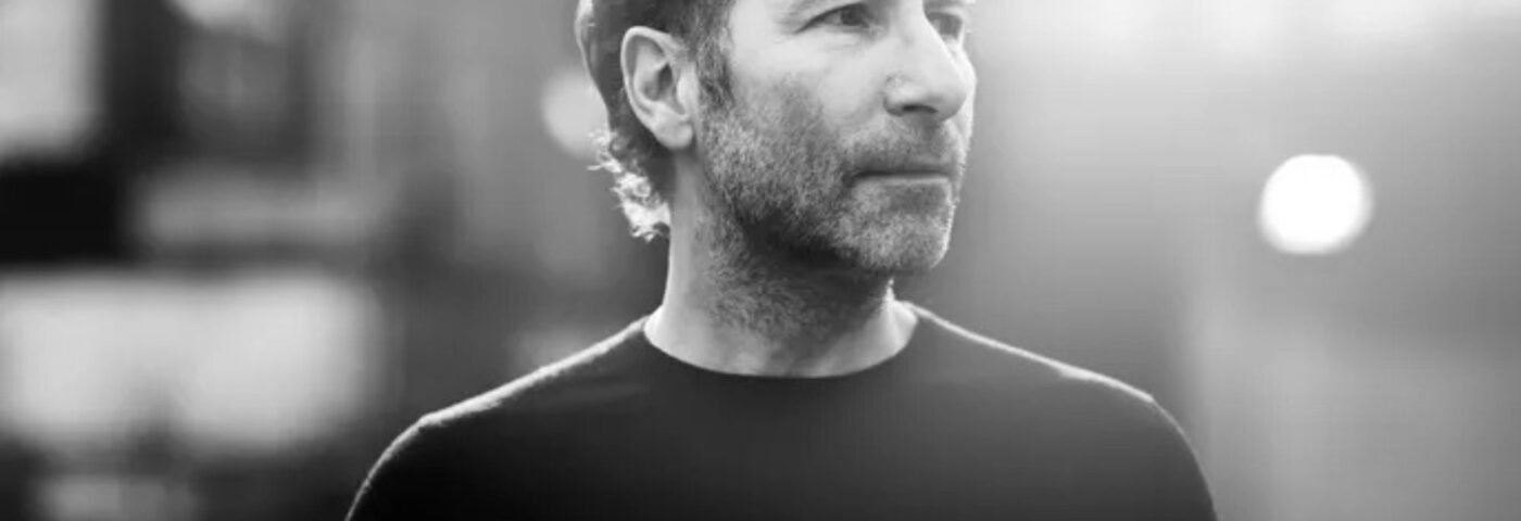 Steve Queralt de Ride annonce le premier album solo 'Swallow' avec le single inspiré de Shoegaze 'Lonely Town'