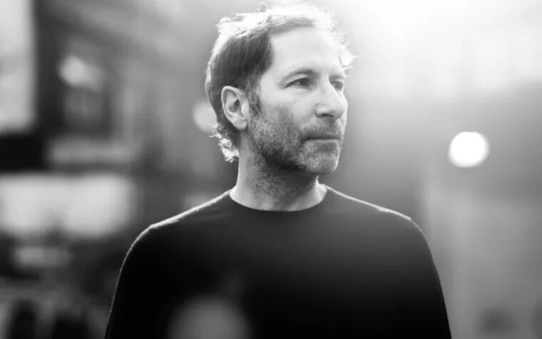 Steve Queralt de Ride annonce le premier album solo 'Swallow' avec le single inspiré de Shoegaze 'Lonely Town'