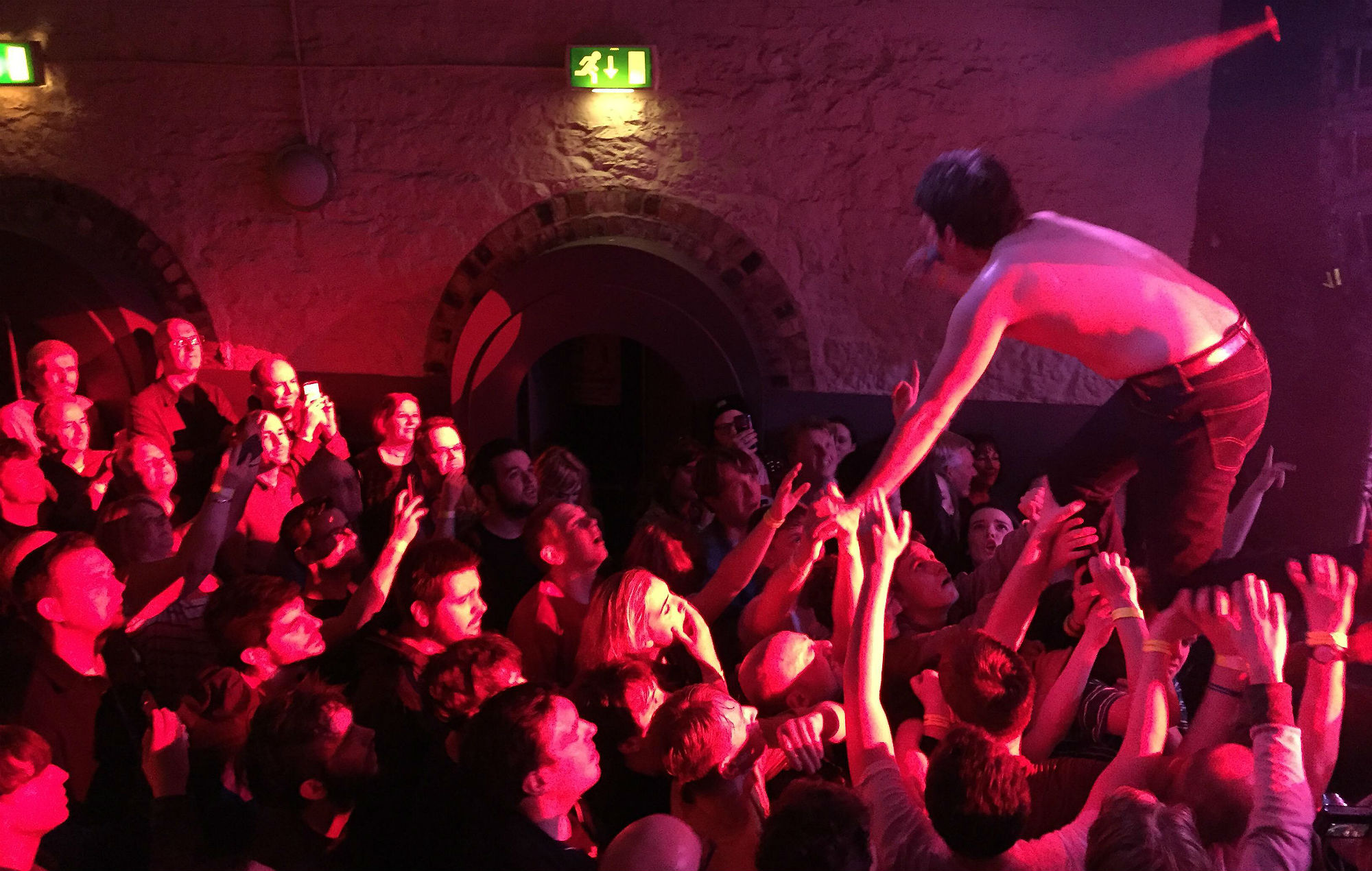 Crowdsurfing dans un lieu de base. Credit Brookfield / Stockimo / Alamy Stock Photo
