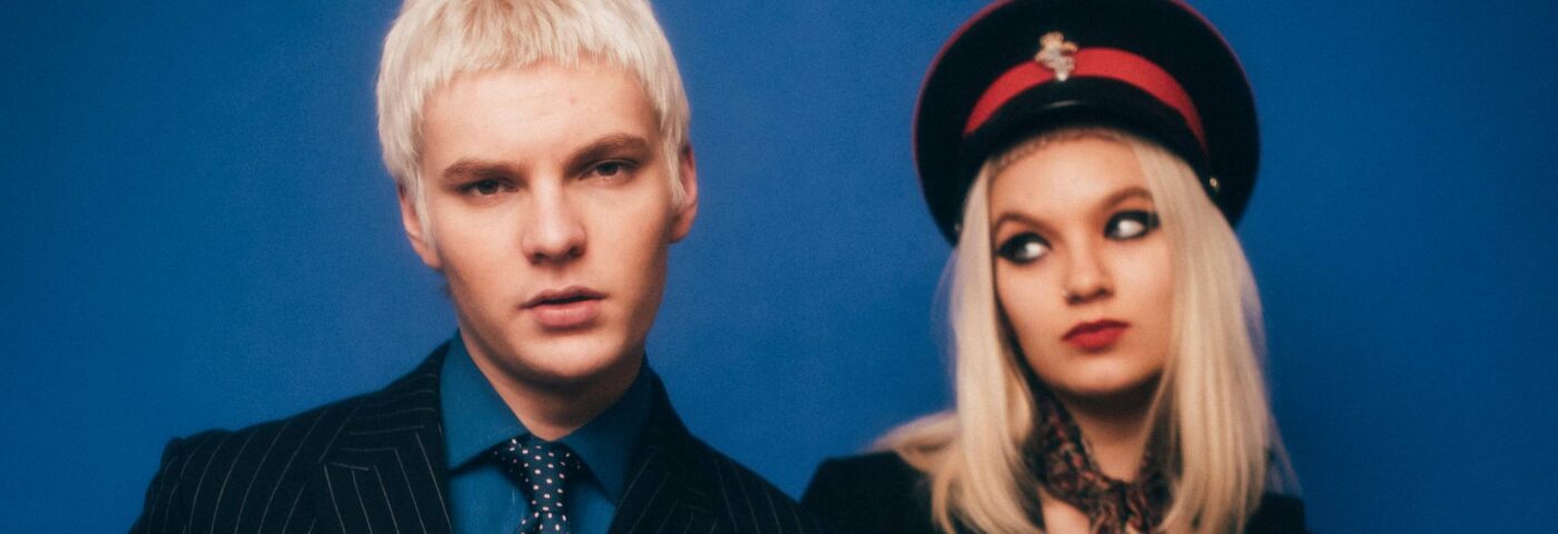 Les Molotovs suivis des Sex Pistols soutiennent la machine à sous avec le premier single «  More More '
