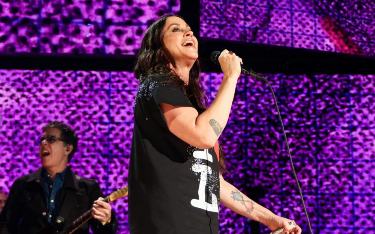 Alanis Morissette annonce un énorme spectacle de Londres Summer 2025 à l'O2 avec Liz Phair
